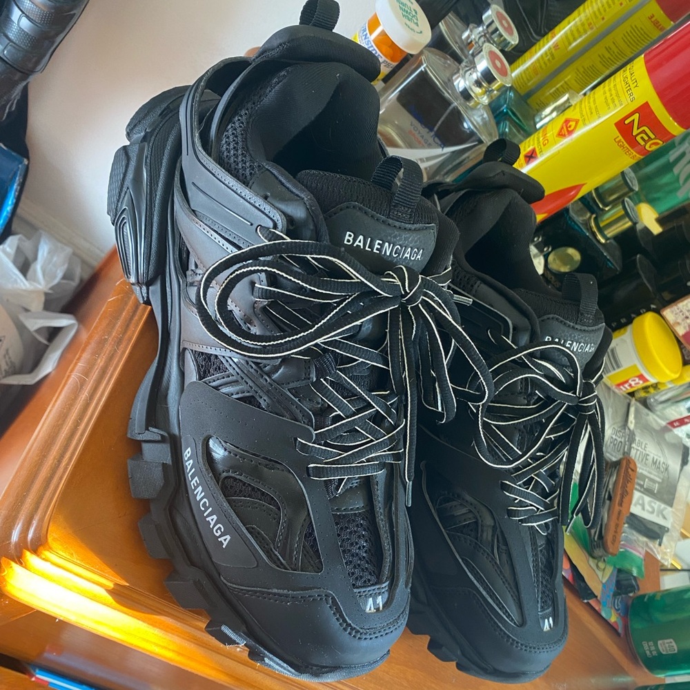 Balenciaga - Picture 2 of 8